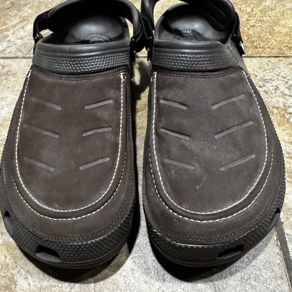 Crocs men’s brown faux leather clogs. Adjustable straps